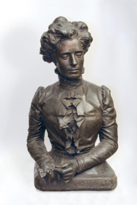 Busto di donna con mani giunte