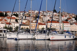 Numerose barche al porto di Marinara
