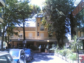 Piccoli hotel di Rimini in rivolta