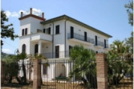 Ospitera' il primo museo italiano dedicato al turismo Villa Mussolini di Riccione, la casa per le vacanze balneari del duce, che fu acquistata da donna Rachele nel 1934. La villa, una costruzione a due piani con torretta, porticato e giardino, che negli anni ottanta ha rischiato la demolizione, e' stata ristrutturata (con un milione di euro) dal Comune di Riccione che la gestira' in comodato gratuito per 35 anni per conto del proprietario, la Fondazione Cassa di Risparmio di Rimini.