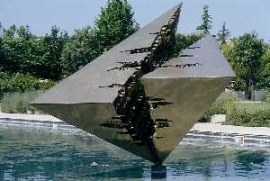 Colpo d'ala scultura di Arnaldo Pomodoro 