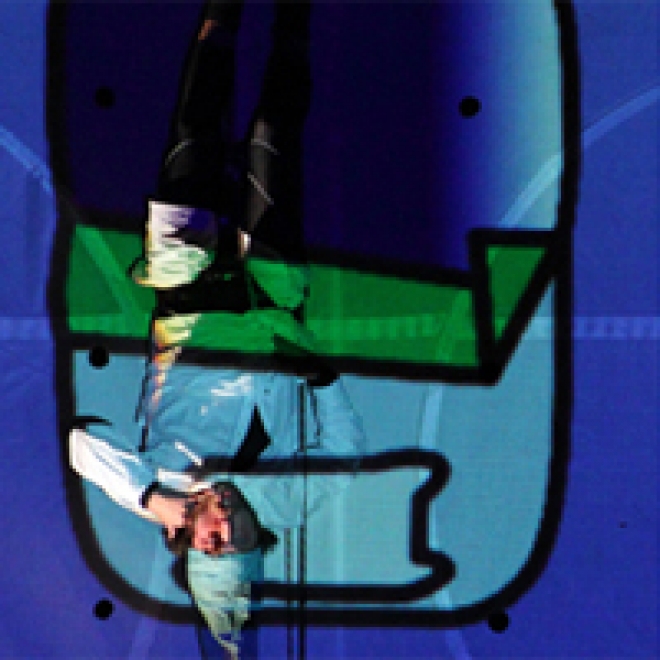 Spettacolo Acrobatico eVenti Verticali Spettacolo Acrobatico eVenti Verticali