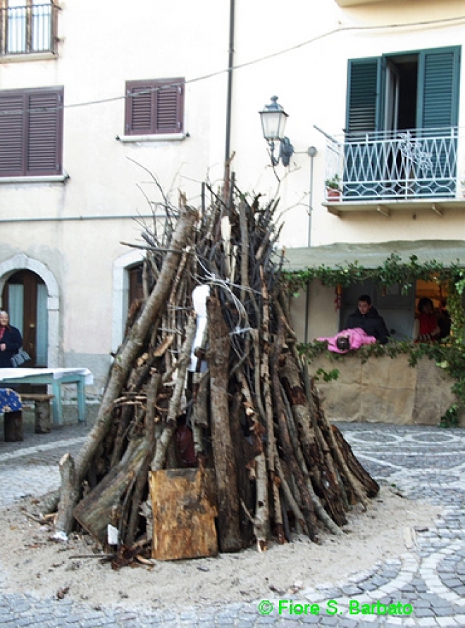 Il diluvio ha spento i falò e la festa Il diluvio ha spento i falò e la festa