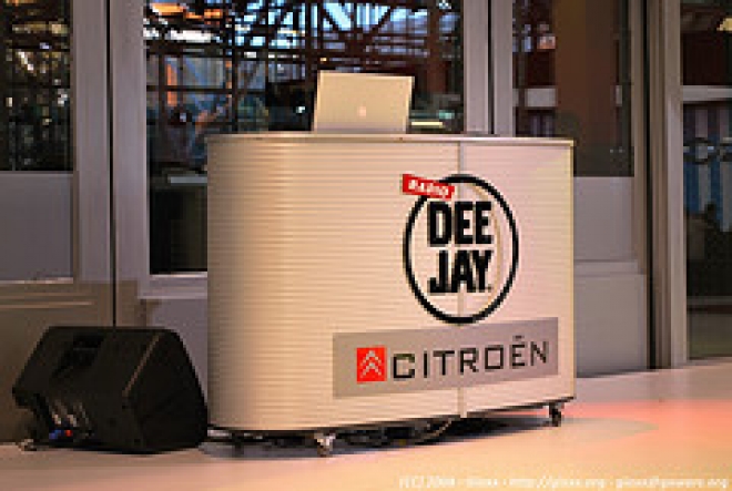 Radio Deejay, mode di sabbia tutte le manie della Riviera Radio Deejay, mode di sabbia tutte le manie della Riviera