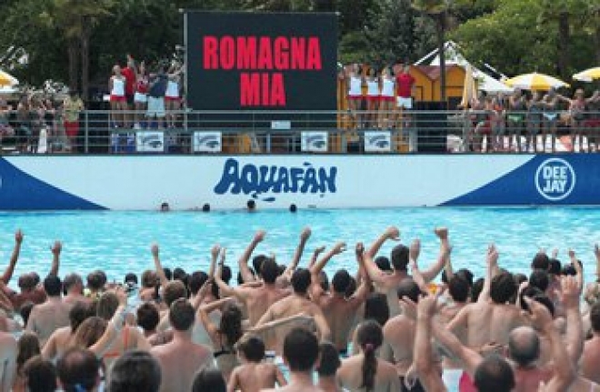 4.000 bagnanti hanno intonato il canto “Romagna mia” da guinness nella vasca a onde dell’Aquafan 4.000 bagnanti hanno intonato il canto “Romagna mia” da guinness nella vasca a onde dell’Aquafan