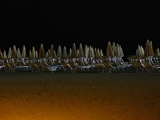 Strage di ombrelloni per la notte rosa Strage di ombrelloni per la notte rosa