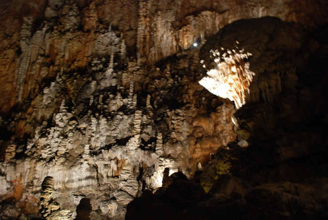 Tuor nella grotta scoperta sotto la scuola Tuor nella grotta scoperta sotto la scuola
